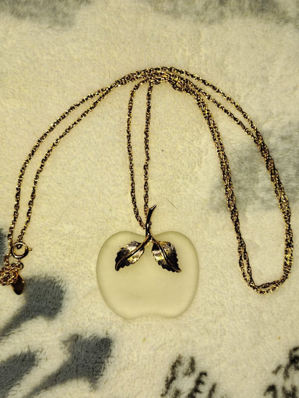 5 for $25 VTG AVON Gold Tone Chain frosted Apple Pendant Necklace 28”